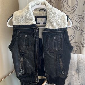 Nice Vest with imitation aged leather and fake fur collar